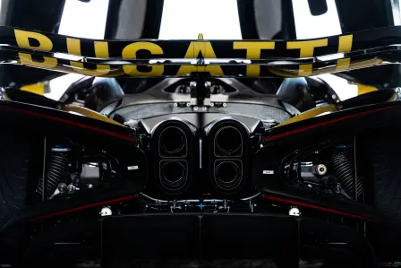 Avec 1 600 PS propulsant un châssis léger en fibre de carbone, enrichi d'innovations de pointe issues du sport automobile, la Bugatti Bolide se révèle être une machine de circuit tout simplement incomparable.