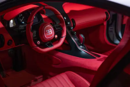 La première Bugatti Chiron Pur Sport en Blanc Quartz et Gris Carbone est livrée à son nouveau propriétaire.