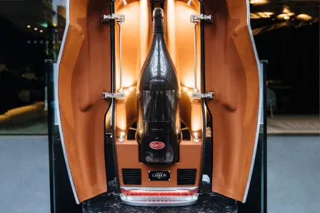 L'exemplaire unique de 15 litres « La Bouteille Noire », inspiré de l’hyper sportive unique « La Voiture Noire », a été acquis par un propriétaire Bugatti.
