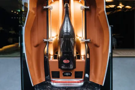 Das 15-Liter-Einzelstück „La Bouteille Noire“, inspiriert von dem einmaligen Hypersportwagen „La Voiture Noire“, wird von einem Bugatti-Besitzer erworben.