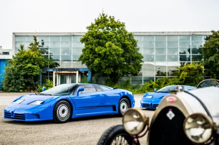 Douze EB110 se sont rassemblées à l' « Fabbrica Blu » de Campogalliano, comme un pèlerinage sur le lieu de naissance de la légendaire Bugatti EB110.