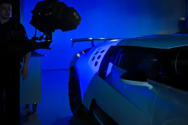 Chez Bugatti, le métrologue travaille avec des technologies de pointe telles que le scanner 3D.
