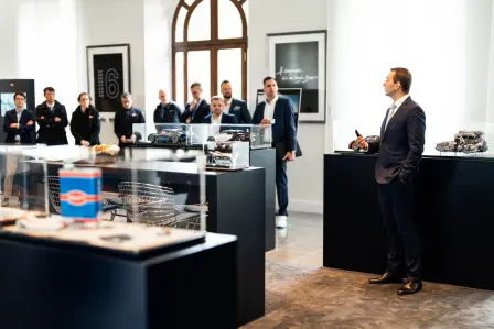 Alexis Ploix, Director After Sales and Customer Service, begrüßt die Teilnehmer im Château Saint-Jean. Die geteilten Einblicke und Strategien stellen sicher, dass Bugattis unvergleichliches Kundenerlebnis auch in Zukunft unvergleichlich bleibt.​