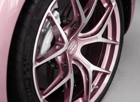 Die Räder des Bugatti Chiron Sport „Alice“ in „Silk Rosé“.