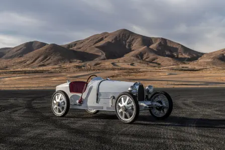 L'heure d'or sur le circuit de Willow Springs Raceway. Comme à l'origine, seules 500 Bugatti Baby II seront construites.