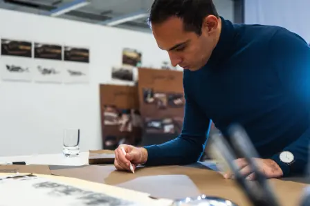 Dessiner sur le cuir a été un test sévère de talent artistique pour les designers, car il y avait plusieurs défis à relever.  