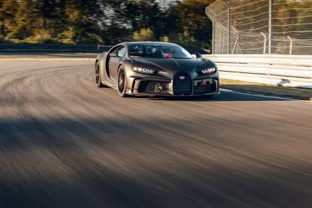 La Chiron Pur Sport sur la piste d'essai pour des séances de mise au point.