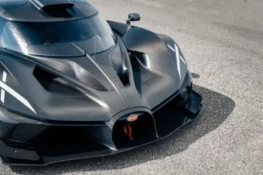 Le splitter avant de la Bugatti Bolide est l’un des éléments aérodynamiques les plus importants permettant d’optimiser les performances de conduite sur circuit.