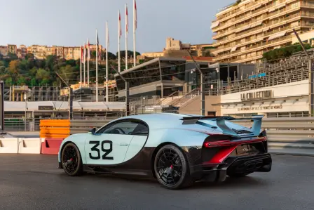 Le chiffre 32 - peint entièrement à la main en caractères gras - rend hommage aux victorieuses voitures de course de Louis Chiron.