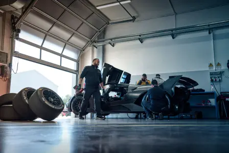 Tous les aspects de la Bugatti Bolide ont été conçus, développés et testés pour maximiser les performances sur circuit tout en garantissant au pilote une expérience incomparable.