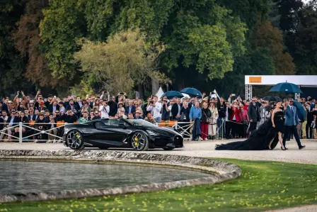 Das Pariser Haus Dylan Parienty, Partner von Bugatti, entwarf ein elegantes schwarzes Kleid mit gelben  Swarovski-Kristallen  für die Parade des Bugatti W16 Mistral beim Concours d'Elegance.