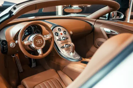 Der Veyron 16.4 Grand Sport 2.1 ist wieder in seinem originalen Zustand: Lackierung in White Silver Metallic und Cognac-Lederaustattung im Interieur.