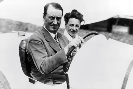 Ettore Bugatti und sein Sohn Jean in einem Bugatti Type 35 beim Grand Prix de Lyon 1924.
