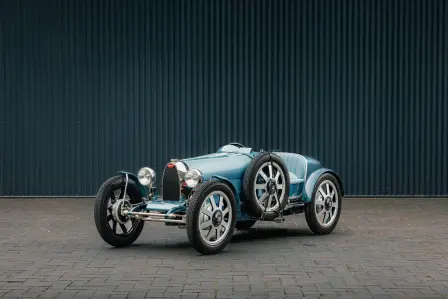 Die Bugatti Baby II „Tourbillon Edition“ ist eine limitierte Auflage, die das ikonische Design des Type 35 mit den stilistischen Merkmalen der neuen Tourbillon verbindet.