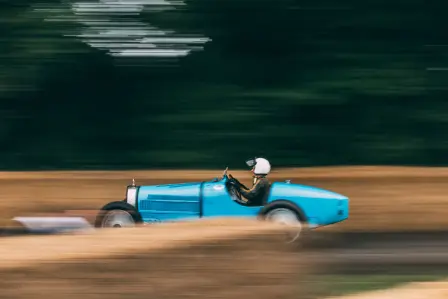 La Bugatti Type 35 peut encore être observée en action aujourd'hui, comme au Goodwood Festival at Speed 2024.