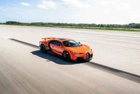 La Chiron Super Sport accélère sur la piste de près de 5 kilomètres  du Kennedy Space Center en Floride grâce à son moteur W16 quadri-turbo et ses 1 600 PS.