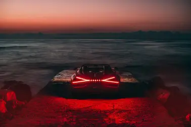 Die „X“-förmigen Rückleuchten des W16 Mistral spiegeln die Farben des Winterhimmels wider.
