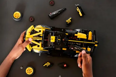 Habillé de noir et jaune, le LEGO Technic Bugatti Bolide rend hommage aux couleurs préférées d'Ettore Bugatti.