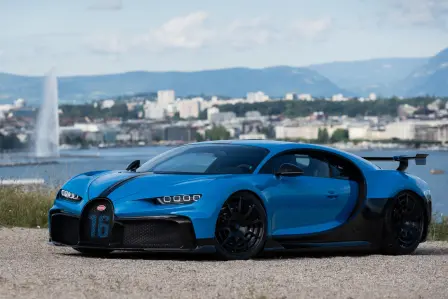 Der Bugatti Chiron Pur Sport vor Genfs berühmtester Sehenswürdigkeit, dem Jet d’Eau.