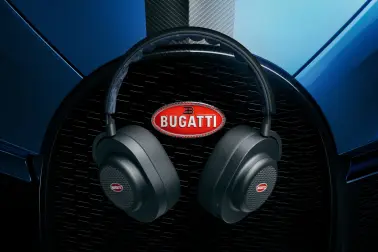 La calandre Bugatti en forme de fer à cheval a servi de modèle pour la conception de la grille qui abrite les puissants haut-parleurs.
