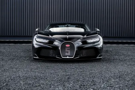 Der Kühlergrill des Chiron Super Sport wurde in Anlehnung an den historischen Wagen in einem entsprechenden Design neugestaltet, das den aerodynamischen und kühlungstechnischen Anforderungen gerecht wird.