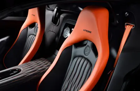 Bugatti hat ein spezielles feuchtigkeitsresistentes Leder in die Innenausstattung des Veyron 16.4 Grand Sport Vitesse aufgenommen.