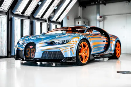 Cet exemplaire personnalisé, dotée d'une peinture « Vagues de Lumière » sur mesure, est le fruit d'une étroite collaboration entre son nouveau propriétaire et l'équipe Sur Mesure de Bugatti, et l'une des premières Chiron Super Sport livrées.