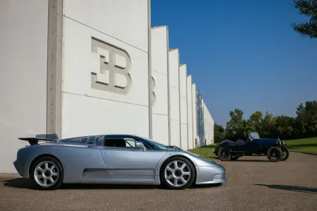 Drei Legenden treffen aufeinander: der Bugatti EB110 Super Sport und der Bugatti 1925 Type 23 Lavocat & Mersaud vor der Fabbrica Blu