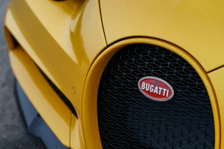 La toute première Bugatti Chiron livrée en Amérique du Nord arborait une association saisissante de carbone jaune et noir.