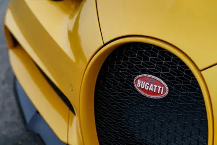 Bugatti lieferte den ersten produzierten Chiron nach Nordamerika in der auffälligen Farbkombination mit gelb und schwarz lackiertem Karbon.  