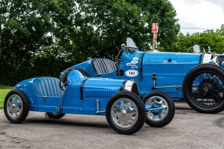 Das Prescott Anwesen beherbergt den Bugatti Owners' Club, der erste Bugatti Owners' Club der Welt, der im Jahr 1929 in London gegründet wurde.