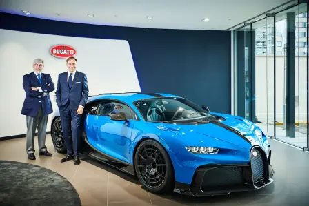 Brand Manager Luc Holderbeke und General Manager David Favest im Bugatti Brussels Showroom.