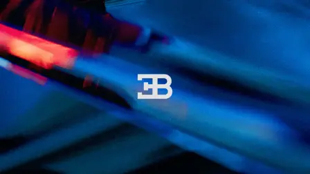 Le nouveau bleu vif Bugatti rappelle les origines françaises de la marque et l’emblématique logo « EB » les initiales d’Ettore Bugatti.