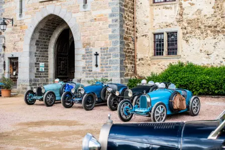 Aujourd'hui, on se souvient de la Bugatti Type 35 non seulement pour ses nombreuses victoires, mais aussi pour la façon dont elle a redéfini ce que pouvait être une voiture de course.