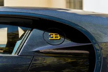 L’emblème « EB » présent sur la Chiron L’Ébé se pare d‘une finition dorée.