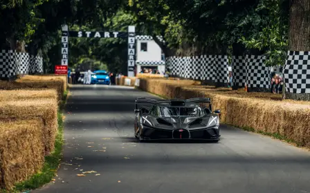 Avec légèreté, précision et élégance, la Bugatti Bolide s'élance sur la célèbre course de côte de Goodwood, faisant montre de performances impressionnantes à grande vitesse.