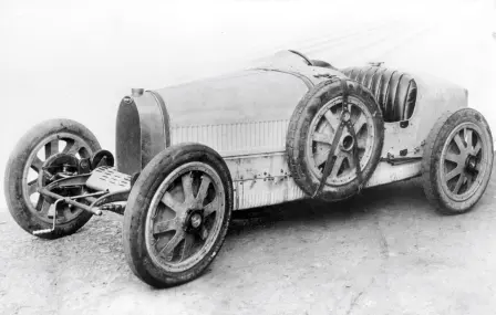 The Type 35 rode on cast alloys, to reduce unsprung mass, which incorporated an integral brake drum.