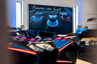 Bugatti a récemment convié les futurs propriétaires de la Bolide à se rendre à son siège de Molsheim pour une expérience sur mesure, inspirée du sport automobile.