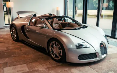 La Veyron 16.4 Grand Sport 2.1 dans son état d'origine : peinture White Silver Metallic et intérieur en cuir Cognac.