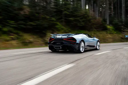Das Team von Bugatti hat sich darum bemüht, einen Hypersportwagen zu schaffen, der nicht nur die Leistungserwartungen der Marke erfüllt, sondern auch neue Maßstäbe in puncto Sicherheit und Zuverlässigkeit für einen avantgardistischen Roadster setzt.