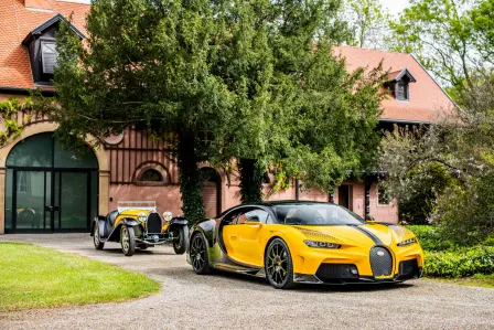 L’équipe Sur Mesure a choisi la désormais célèbre peinture bicolore noire et jaune déjà adoptée par Jean sur la Type 55 d’origine, reprenant la combinaison chère à Ettore Bugatti.