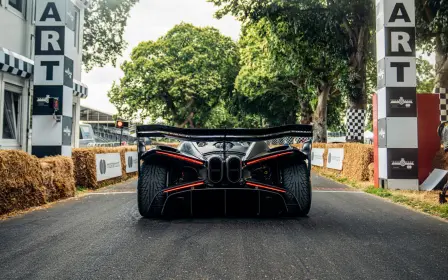 Jeden Tag tritt der Bugatti Bolide beim legendären Hillclimb des Festivals an.