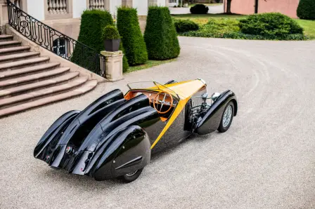 Les lignes profilées et allongées des ailes de la Type 57 Roadster Grand Raid Usine, conçue pour la course.