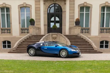 Sur demande du client, la Veyron Coupé de 2006 a subi une métamorphose complète, avec notamment un changement de couleur de carrosserie.