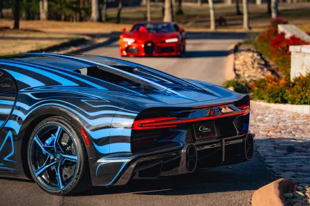 Ein Kunde, der seinen Chiron Super Sport bereits auf amerikanischen Straßen genoss, wollte das Design seines Bugatti nochmal ändern, nachdem er sich in den zu der Zeit entstehenden Chiron seiner Frau verliebt hatte.