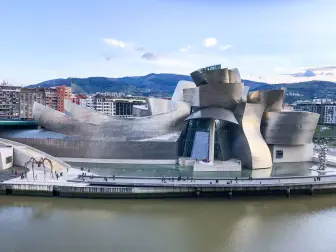 Das Guggenheim Museum Bilbao ist Gastgeber einer neuen Ausstellung mit dem Titel "Motion. Autos, Kunst, Architektur", in der bis zum 18. September 2022 ein Bugatti Type 57 SC Atlantic zu sehen ist.