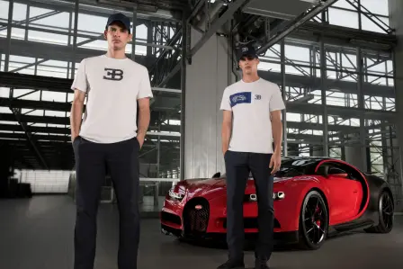 La nouvelle collection lifestyle Bugatti : Casquette Bugatti Texture Blu, Bugatti EB Grill T-Shirt blanc (mannequin à gauche) & Casquette recyclée Bugatti Blu, Bugatti Chiron, Atlantic T-Shirt blanc (mannequin à droite)