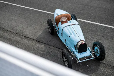 La Bugatti Type 35 est, avec ses dérivés, la voiture de course la plus titrée de tous les temps, avec un palmarès de plus de 2500 victoires et podiums.
