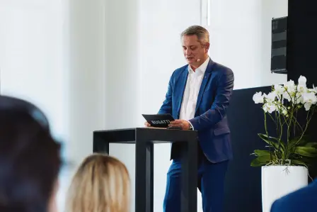 Christophe Piochon, Präsident von Bugatti Automobiles, begrüßt die Gäste des allerersten „Luxury Summit hosted by Bugatti” in Molsheim.