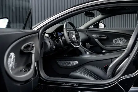 L’intérieur noir de la Chiron Super Sport « Hommage T50S » est réhaussé par des touches d’aluminium et de « Perlée ».
